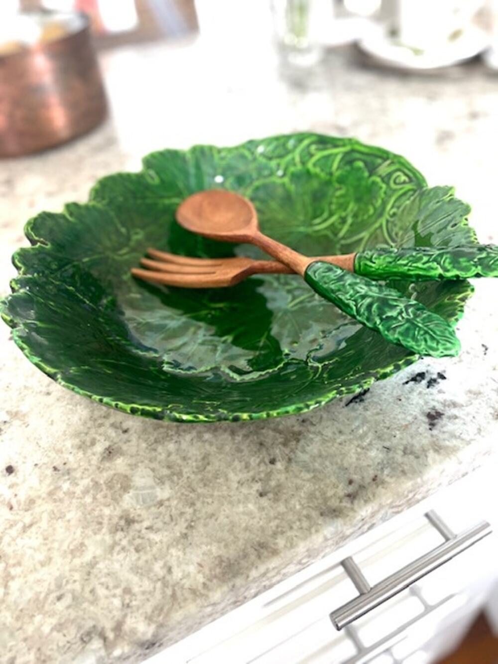 Italian Majolica Style Green Leaf Salad Bowl 11" w/ Wood Servers Botanical Decor